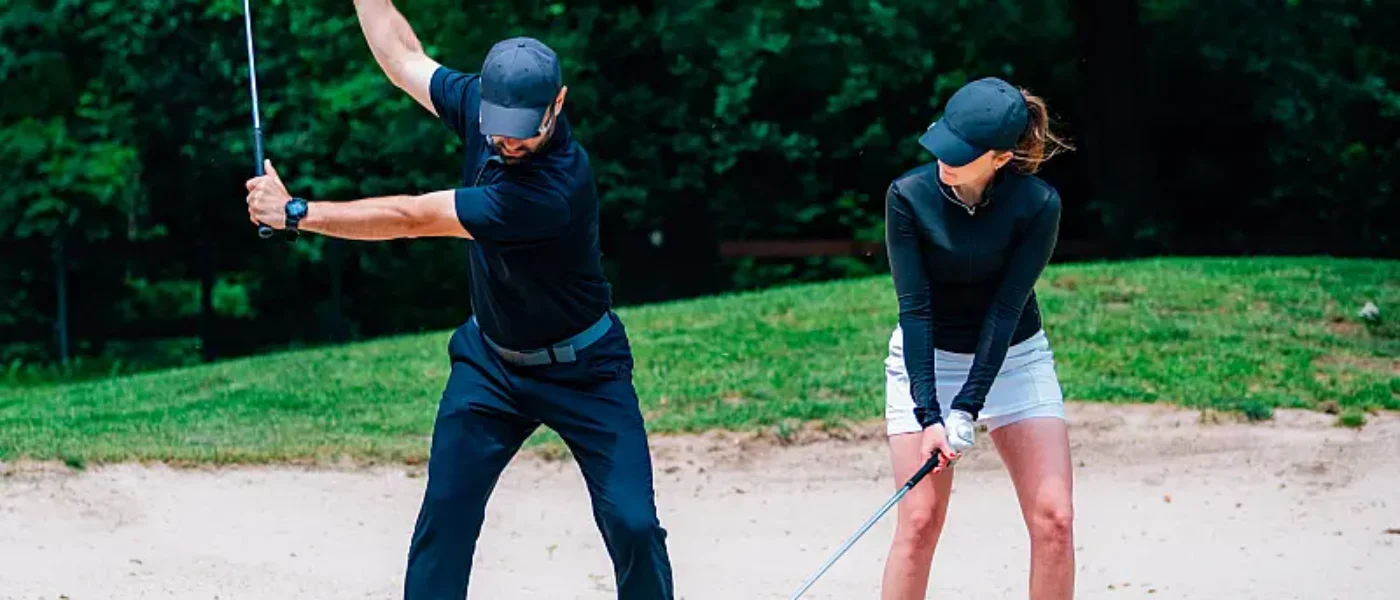 golf-sand-practice-shots-young-woman Guía definitiva para principiantes: Cómo empezar en el Golf
